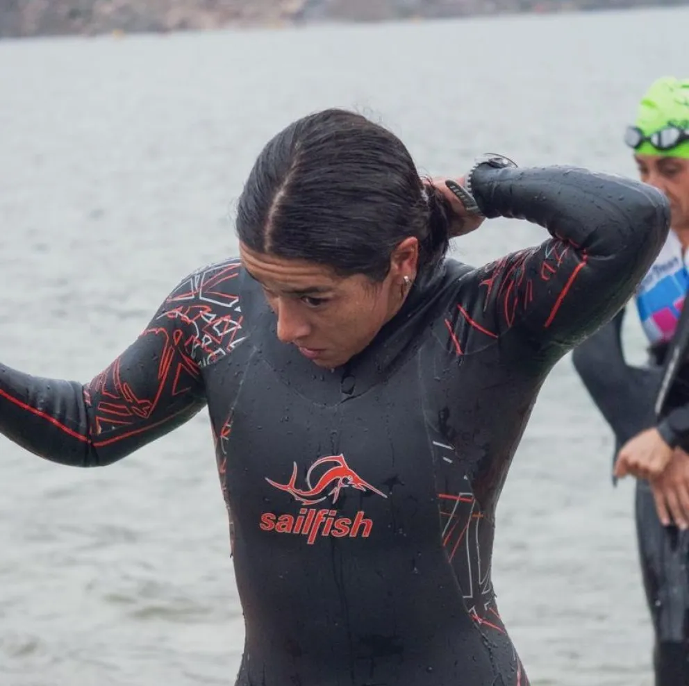 Virginia en la salida de la natación, dejando atrás los primeros 1.900 metros de exigencia. Foto: gentileza.