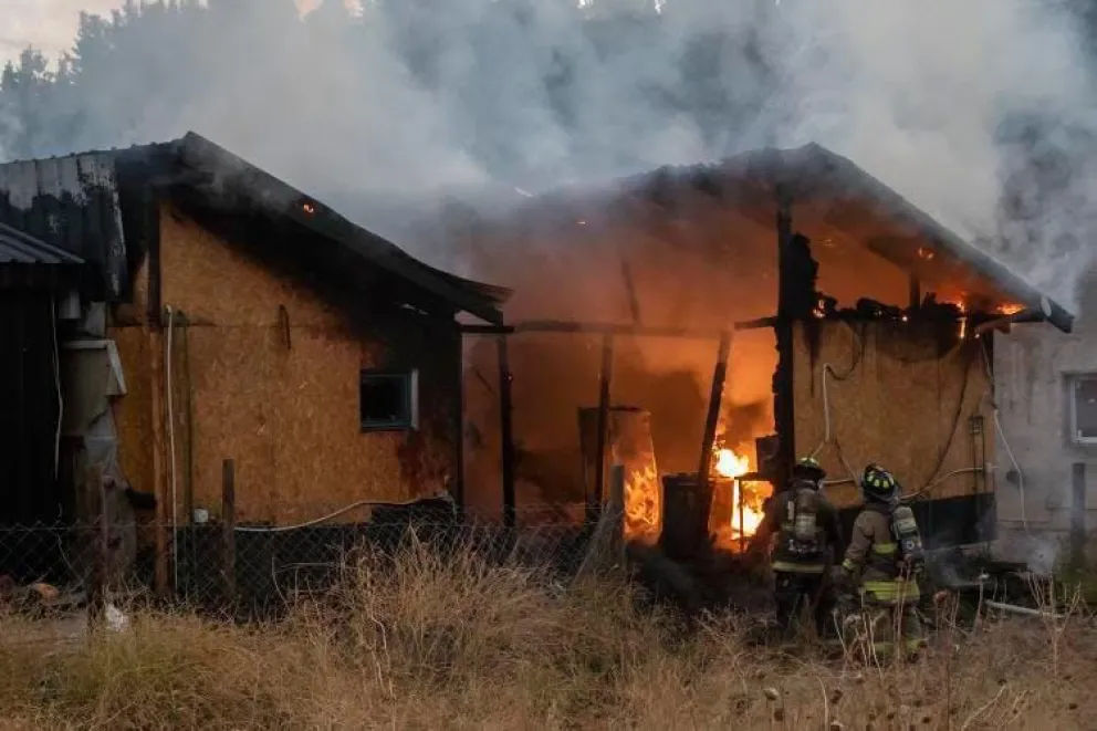 El incendio comenzó cerca de las 19 horas en la calle Los Nogales. Fotos: gentileza Carlos Fernández.