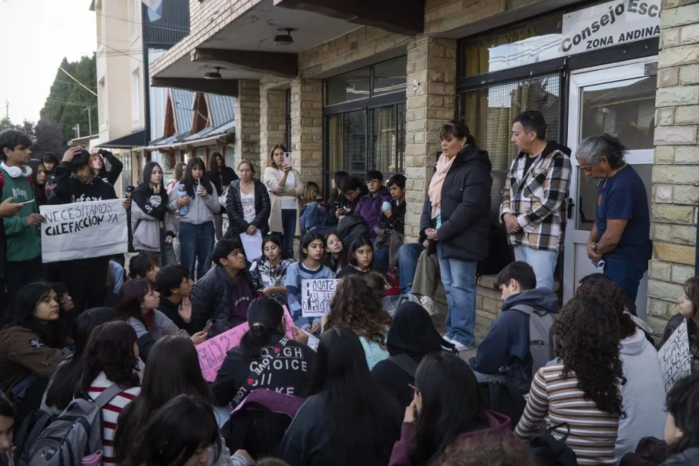 El reclamo se realizó esta mañana en las puertas de la sede Andina del Consejo de Educación. Fotos: Marcelo Martínez.