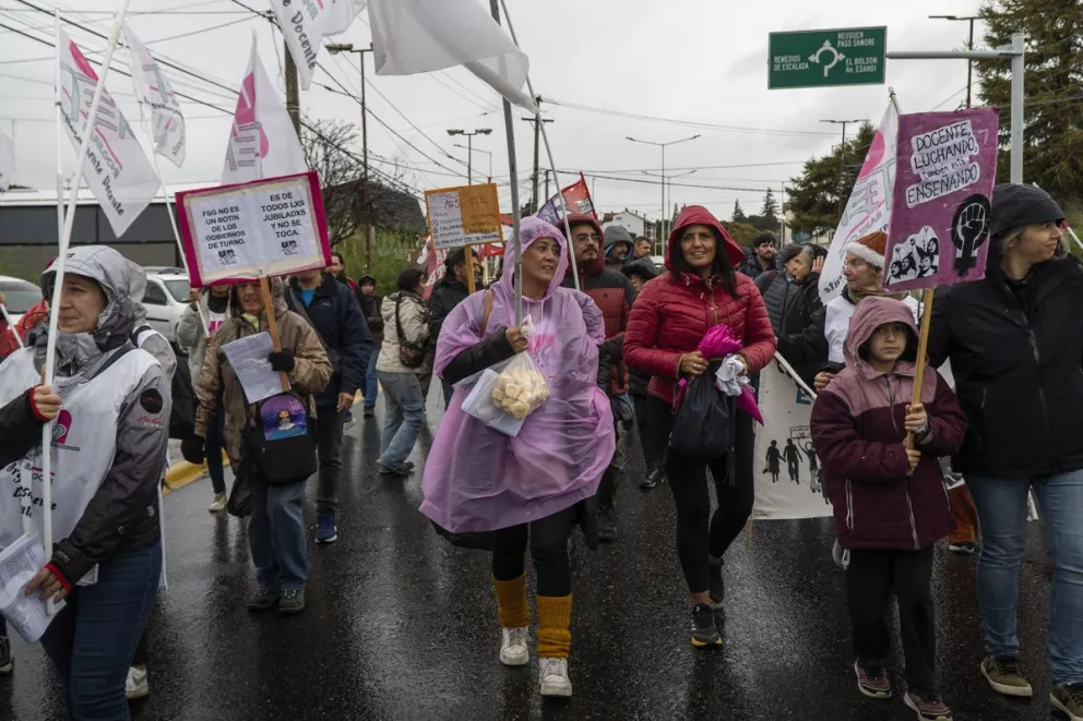 La lluvia no impidió que los trabajadores se manifestaran en la ciudad en contra de las políticas del Gobierno nacional. Fotos: Marcelo Martínez