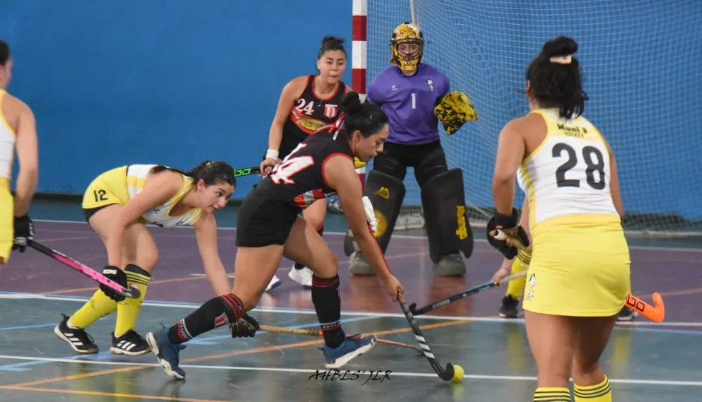 Finde a pleno hockey en Dina Huapi. Foto gentileza: José Luis Reybaud
