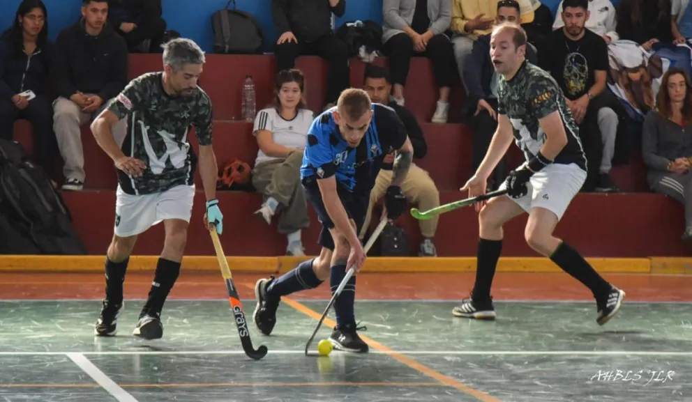 Atractiva y electrizante doble jornada de hockey pista en Dina Huapi. Fotos: José Luis Reybaud