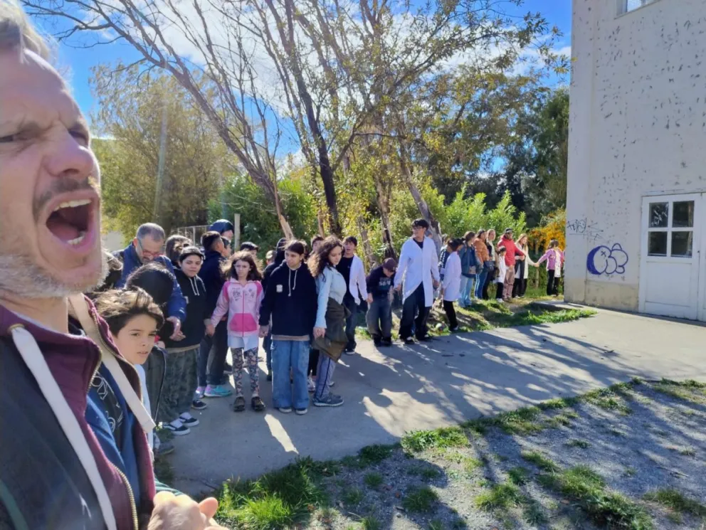 Participaron del abrazo simbólico padres, docentes y estudiantes de ambos turnos. Foto: ANB.