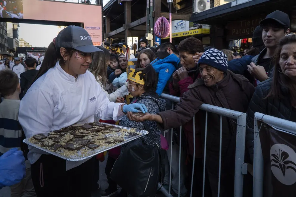 Una multitud recibió un trozo de la barra más grande del mundo. Fotos: Marcelo Martínez.
