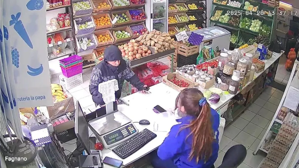 La secuencia del robo quedó registrada en las cámaras de seguridad del local. 
