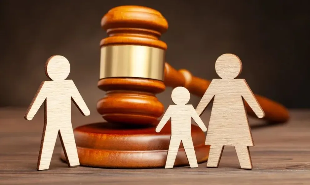 Tras años de convivencia, el hombre logró la adopción plena de tres adolescentes, hijos de su pareja. Foto: ilustrativa.