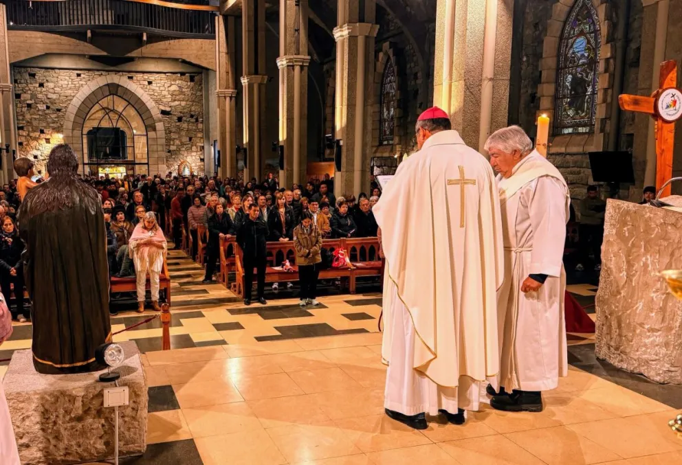 La misa tuvo lugar alrededor de las 20 horas en la Catedral Nuestra Señora del Nahuel Huapi.  Foto: Gentileza.