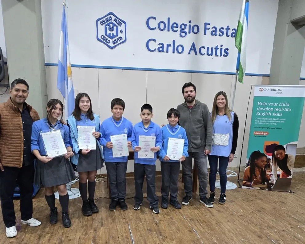 Estudiantes de nivel primario y secundario recibieron las certificaciones Cambridge. Foto: Prensa FASTA.