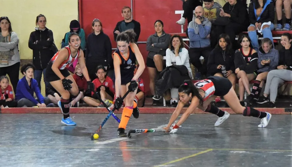El fin de semana tendrá mucha actividad de hockey en Bariloche y Esquel. Foto gentileza