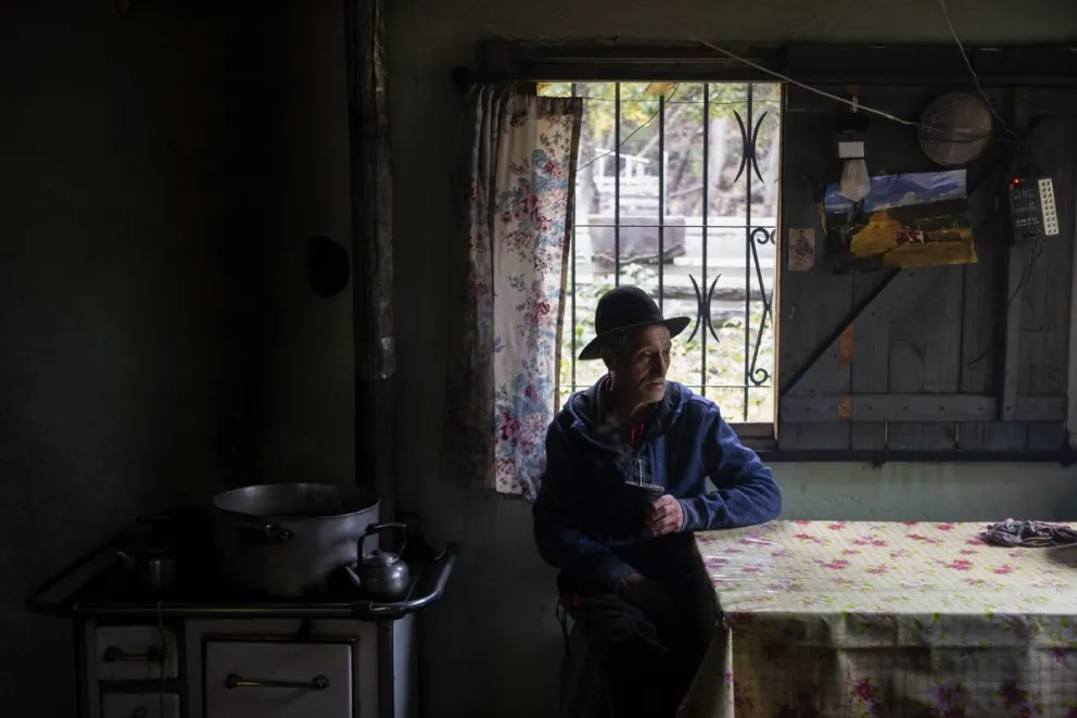 Raúl Mena vive en un campo en el que trabaja como cuidador y donde también trabajó su padre. Fotos: Marcelo Mena.