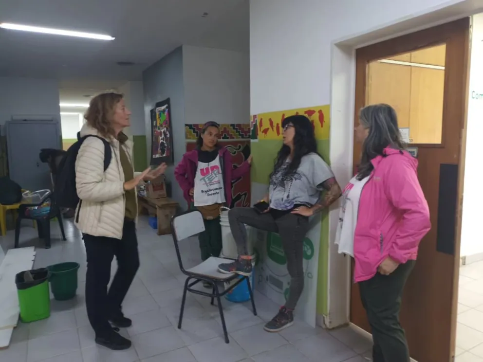 Parte de la comisión directiva central en Bariloche, recorriendo escuelas. Foto: gentileza