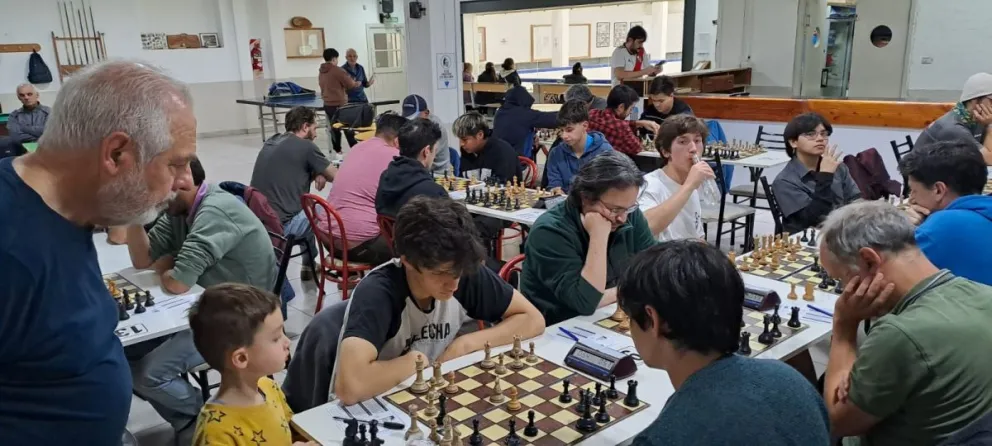 El Club de Ajedrez Bariloche mantiene la competencia activa en la ciudad. Foto gentileza