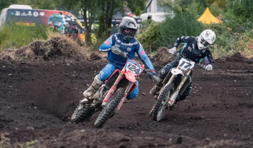 Juan Pablo Luzzardi (17) peleando con Lucas Sendón (124) en MX1. El local sumó un gran triunfo. Foto: Enduro Cross.