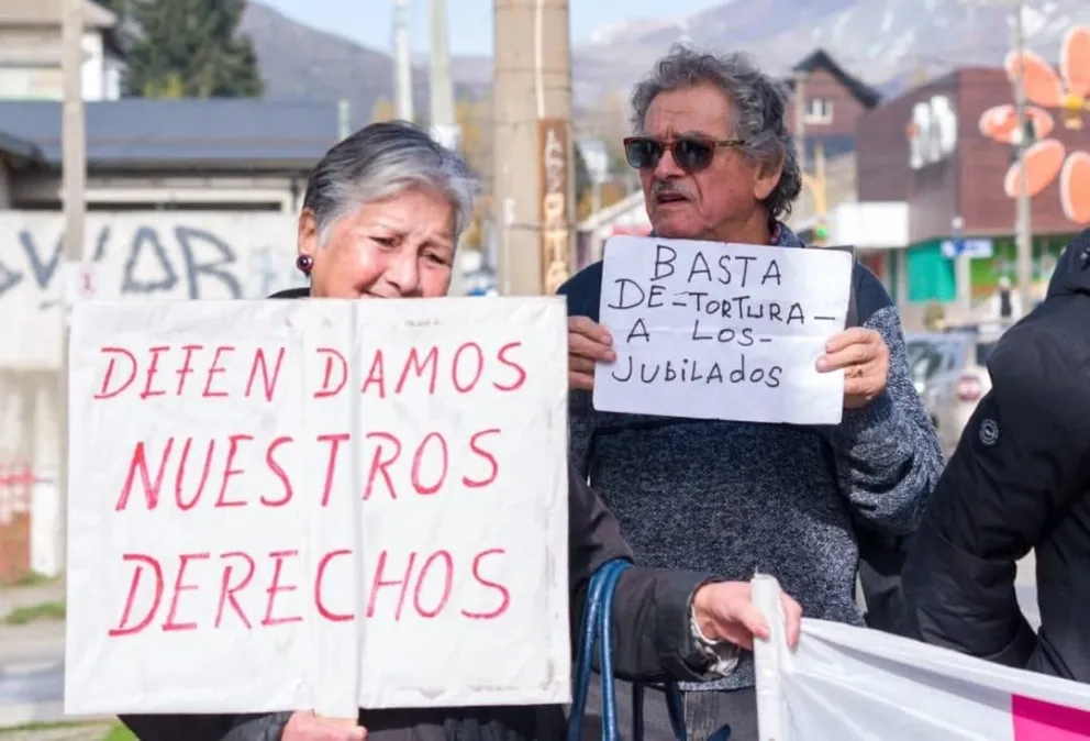Las rondas semanales para visibilizar las problemáticas que afectan a los jubilados continúan. Fotos gentileza: Analia Robles