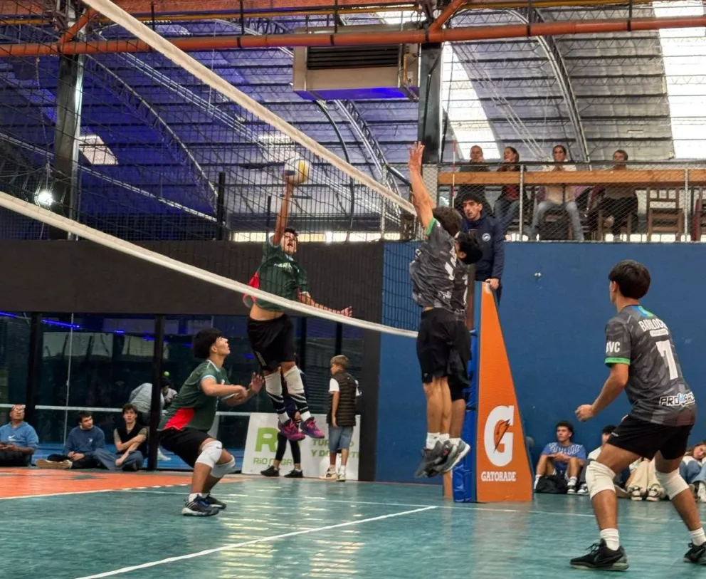 El voley local dice presente en el Alto Valle, jugando en Roca y Cipolletti. Foto: gentileza.
