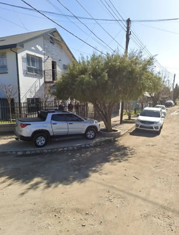 Los tres delincuentes ingresaron a la propiedad encapuchados y portando armas de fuego. 