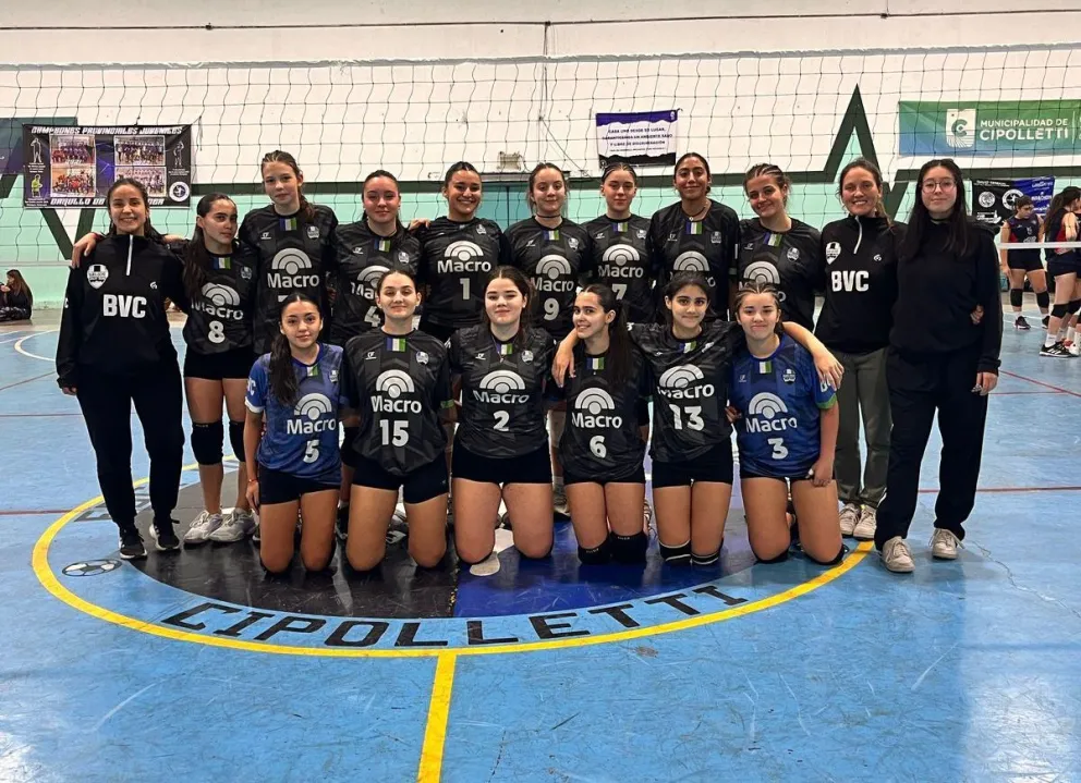 Bariloche Voley Club fue protagonista en el Alto Valle jugando con tres equipos. Fotos: gentileza.