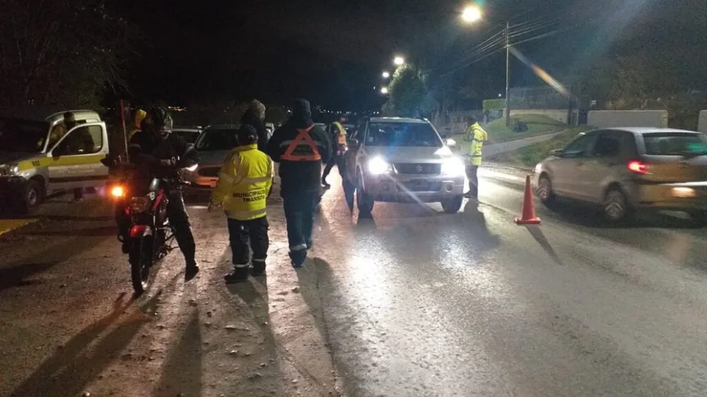 Los inspectores infraccionaron a 6 motocicletas y 6 automóviles. Foto: Prensa, Municipalidad de Bariloche.