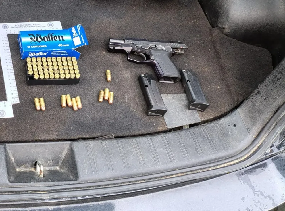 Efectivos policiales allanaron una vivienda luego de una denuncia por amenazas calificadas. Foto: Policía de Río Negro.