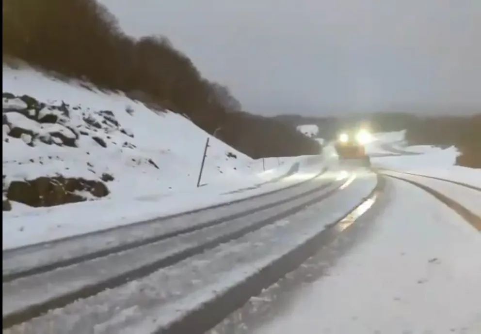 En las últimas horas, las máquinas barredoras de nieve despejaron la ruta en la frontera con Chile. Foto: Ilustrativa.