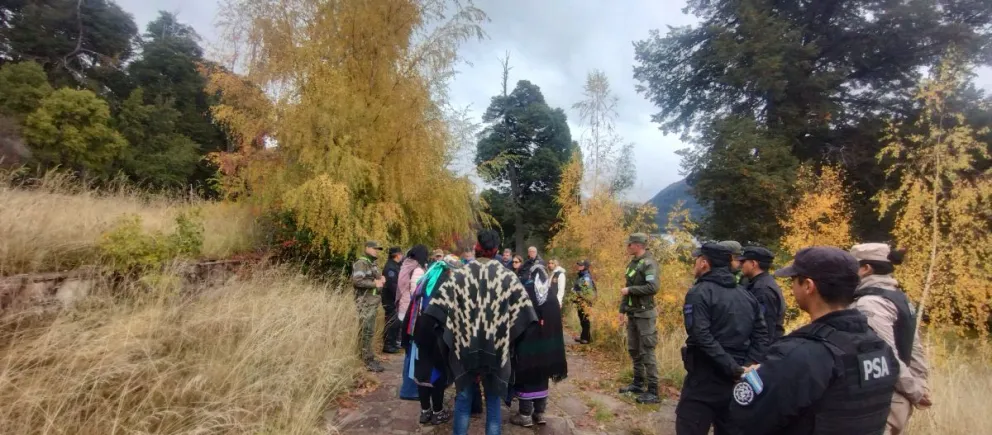 Los miembros de la comunidad mapuche denunciaron vandalismo en la zona del Rewe custodiado por el Comando Unificado. Foto: Nahuel Céspedes.
