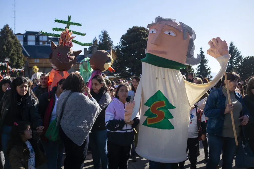 Para participar del Defile de Gigantes se pueden inscribir por el correo gigantesandariegos@gmail.com o por WhatsApp al 294 462-3299. Foto: Marcelo Martínez.
