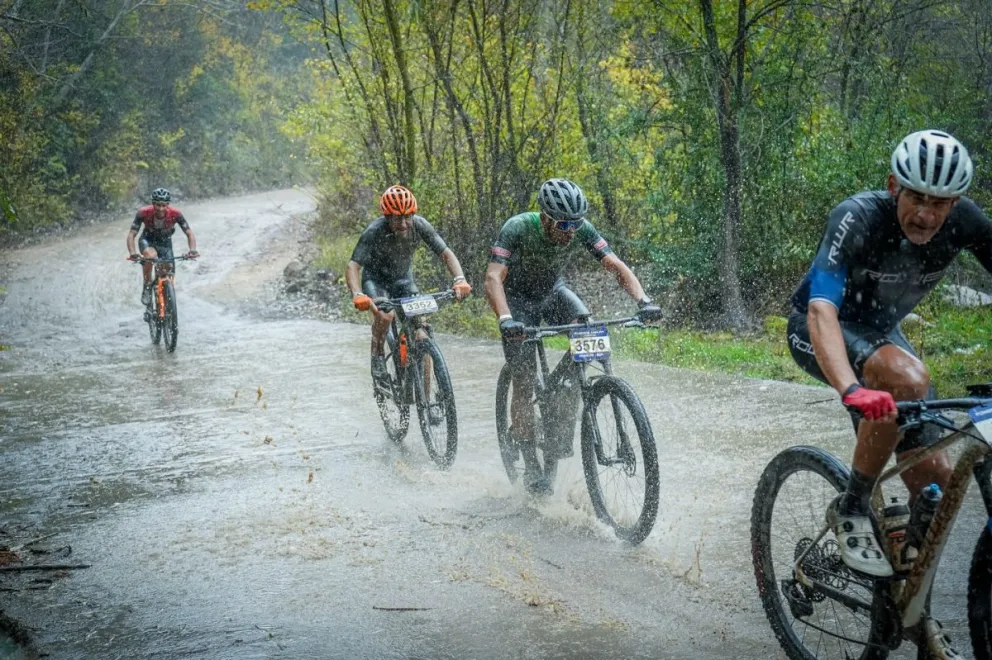 La exigencia fue muy grande por la lluvia y el barro. Gran actuación local. Foto: gentileza.