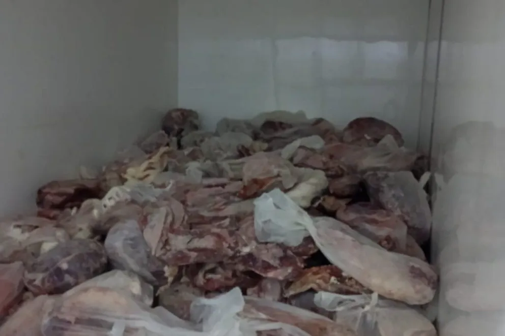 La carne incautada, que incluía cortes vacunos, porcinos, ovinos, aves y derivados, fue incinerada. Foto: Ilustrativa.