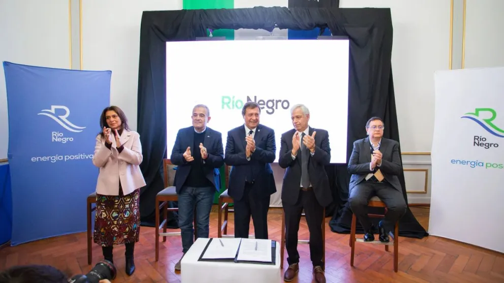 La firma del acuerdo se realizó esta mañana en Viedma. Foto gentileza: Rafael Alvian