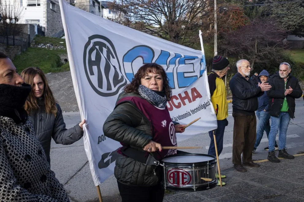 Estatales de distintos organismos nacionales protestaron por la regularización de la cobertura médica. Fotos: Marcelo Martínez.