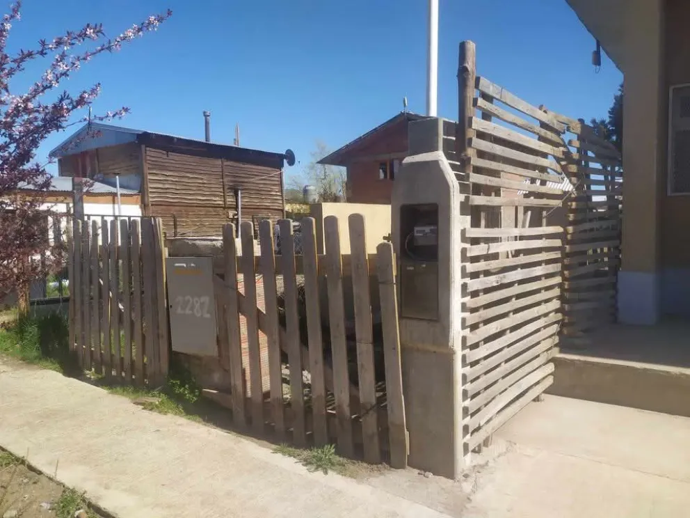 El cerco se había construido con materiales donados por un corralón de la ciudad. Foto: Redes sociales.