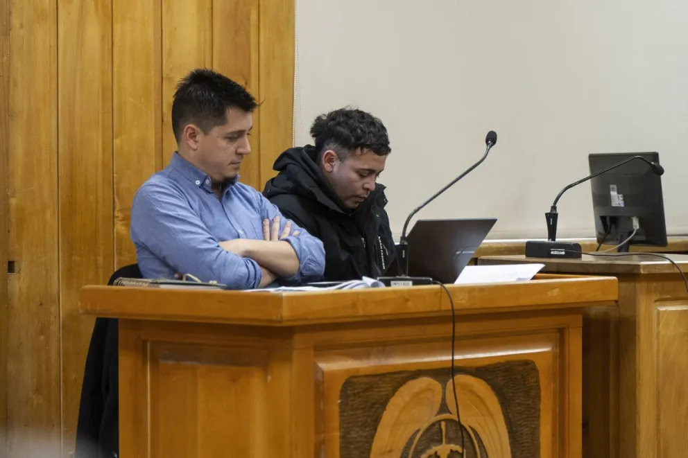 González junto a su defensor aceptaron las pautas impuestas por el juez. Foto: Marcelo Martínez