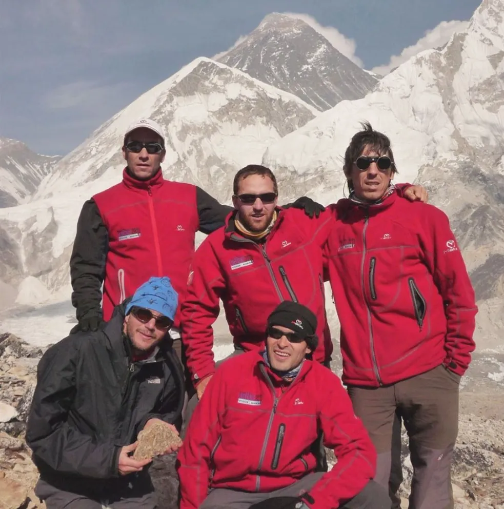 Los cinco, juntos, tras hacer cumbre en el Everest. Foto gentileza