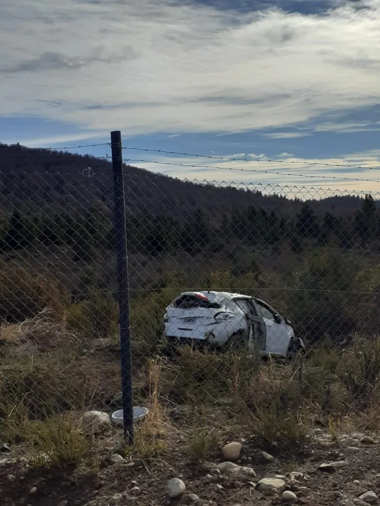 El Peugeot 208 resultó con graves daños en su carrocería. Fotos: ANB.