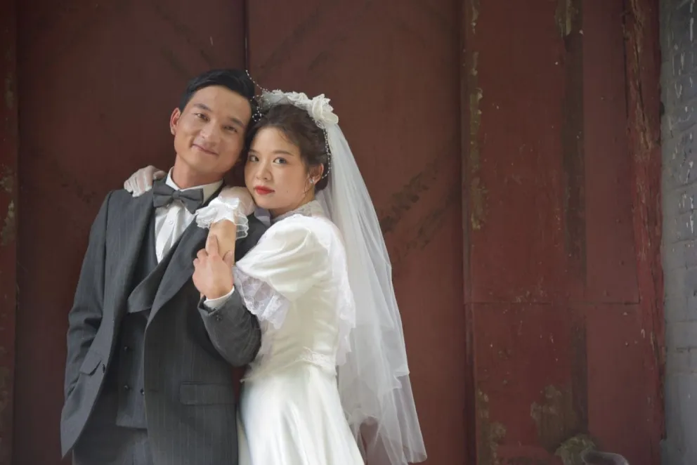 En una aldea de Guangzhou, en el sur de China, los recién casados pueden reclamar una bonificación de hasta 40.000 yuanes (unos 5.500 dólares). 