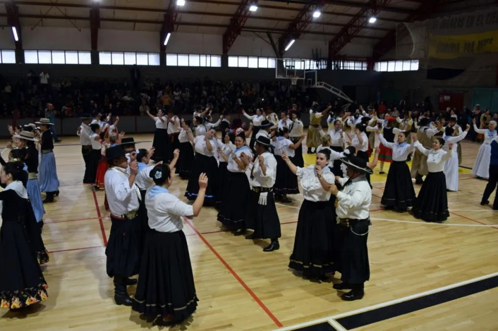 Diversas agrupaciones de danzas interpretaron una gran ronda para el tradicional baile del pericón nacional. Fotos: Bariloche Informa.
