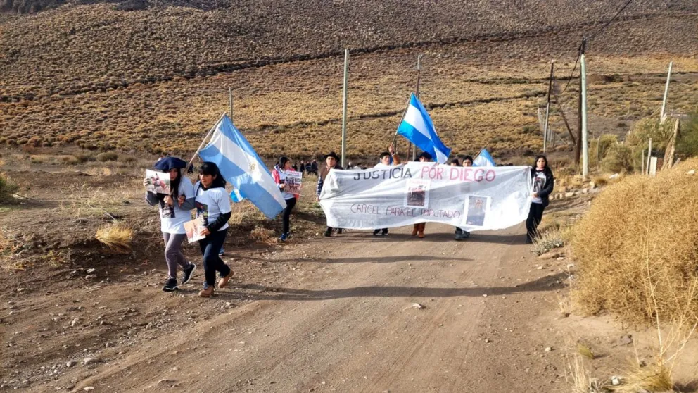 Familiares y amigos de Diego Sixto marcharon en Villa Llanquín. Fotos: gentileza Susana Parra. 