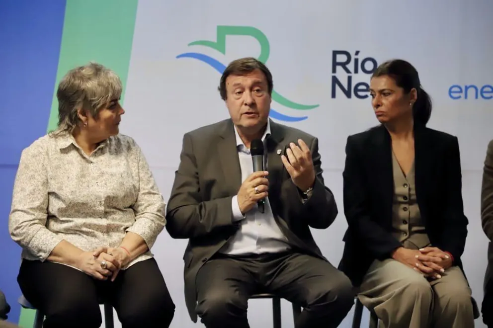 Weretilneck junto a la Ministra de Educación, Campos, y la Secretaria de Energía, Confini, durante el anuncio. Foto gentileza