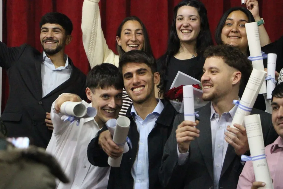 Como en cada entrega de diplomas, hubo mucha emoción y alegría. Fotos gentileza