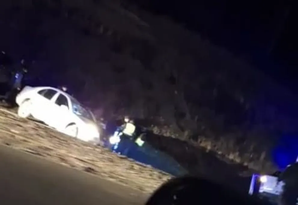 El vehículo tras impactar con los móviles policiales desbarranco. Foto captura ANB