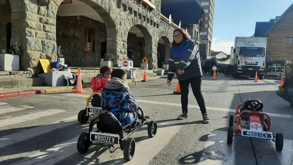 A lo largo del ciclo lectivo, los inspectores viales realizan charlas de concientización y prevención vial en las escuelas públicas. 