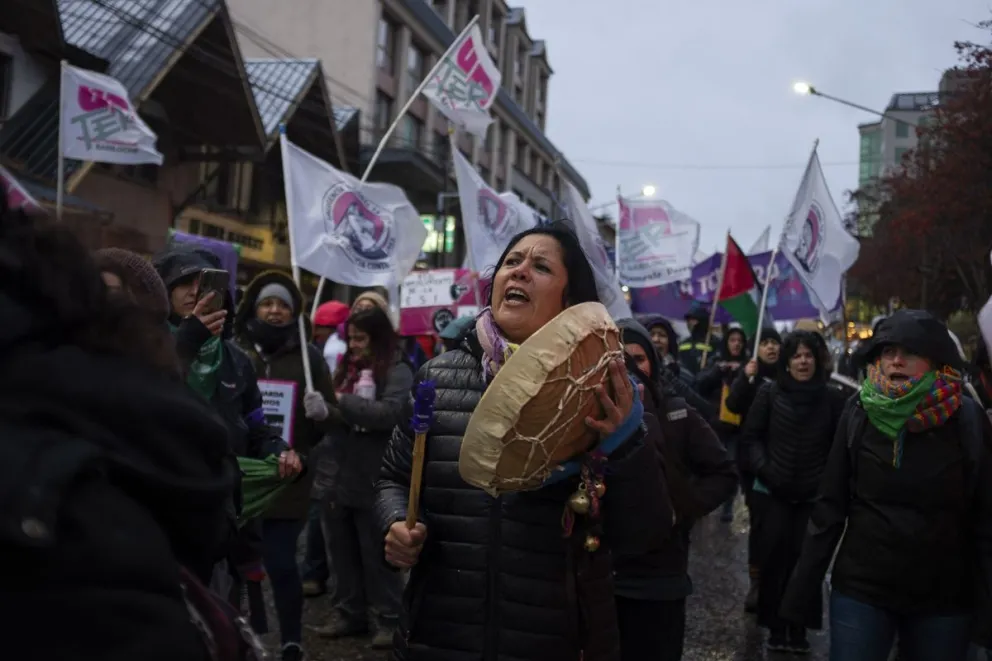 "Ni una menos": Pese al clima frio y con lluvia, Bariloche se volvió a manifestar. Fotos: Marcelo Martínez