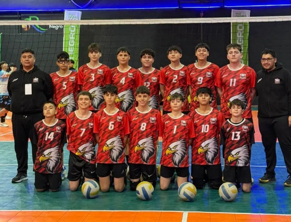 Los chicos de Río Negro y un gran debut. Abajo, en damas, Corrientes le ganó 3-0 a La Pampa. Fotos: FEVA y gentileza.