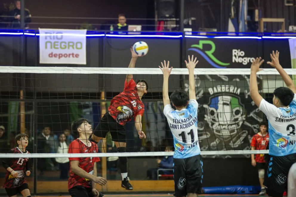 Los chicos de Río Negro ante Santa Cruz. Abajo, más momentos de los seleccionados provinciales. Fotos: Marcelo Martinez.