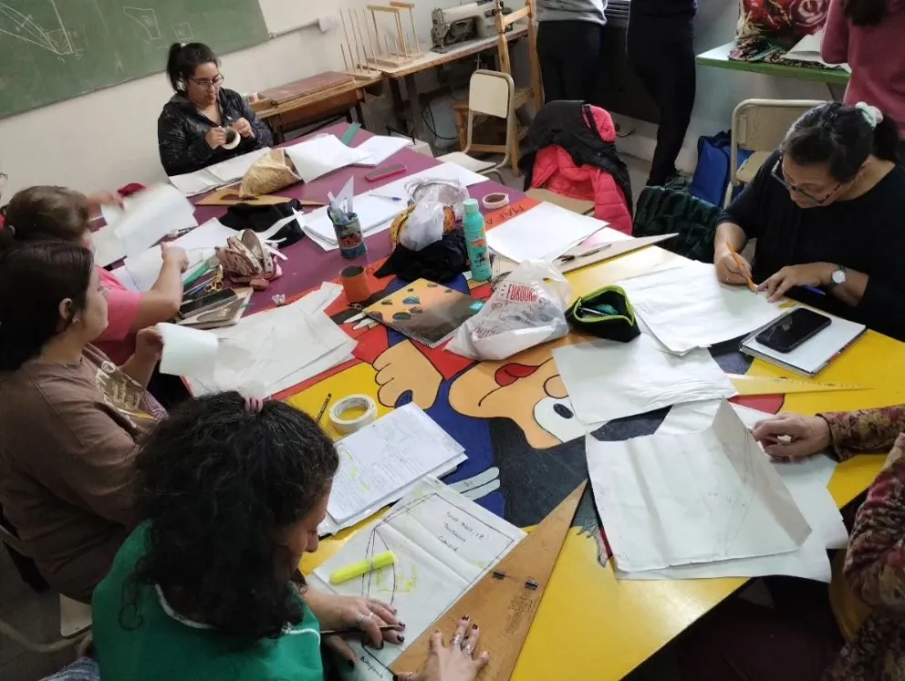 El taller Angelelli tiene una variada oferta en cursos cortos para vecinos y vecinos. Foto gentileza