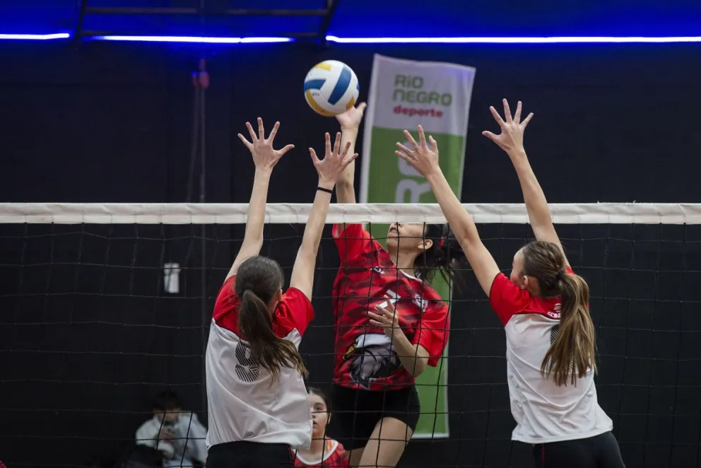 Pasajes del encuentro entre Río Negro y Córdoba. Las chicas locales avanzaron a la siguiente ronda. Fotos: Marcelo Martinez.