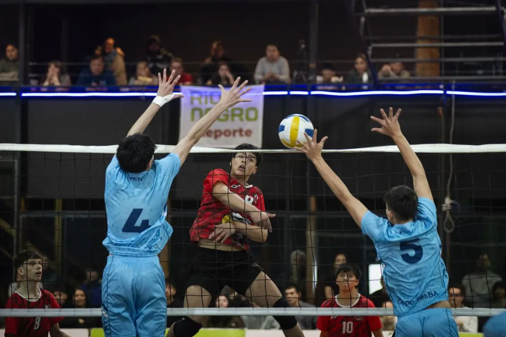 En masculino, Río Negro no pudo con Metropolitana en semifinales, pero irá por el tercer puesto. Fotos: Marcelo Martinez.