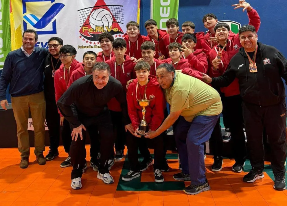 Arriba, los chicos de Río Negro, brillantes terceros. Abajo, los diferentes podios. Fotos: gentileza.