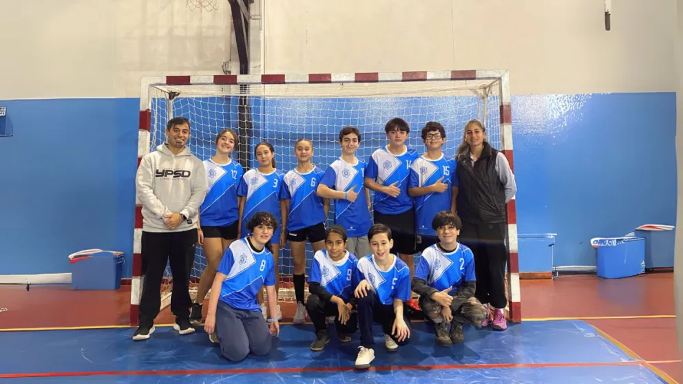 Alumnos de primaria del Colegio Fasta Carlo Acutis compitieron en minihandball y minivóley. Fotos: Prensa Fasta.