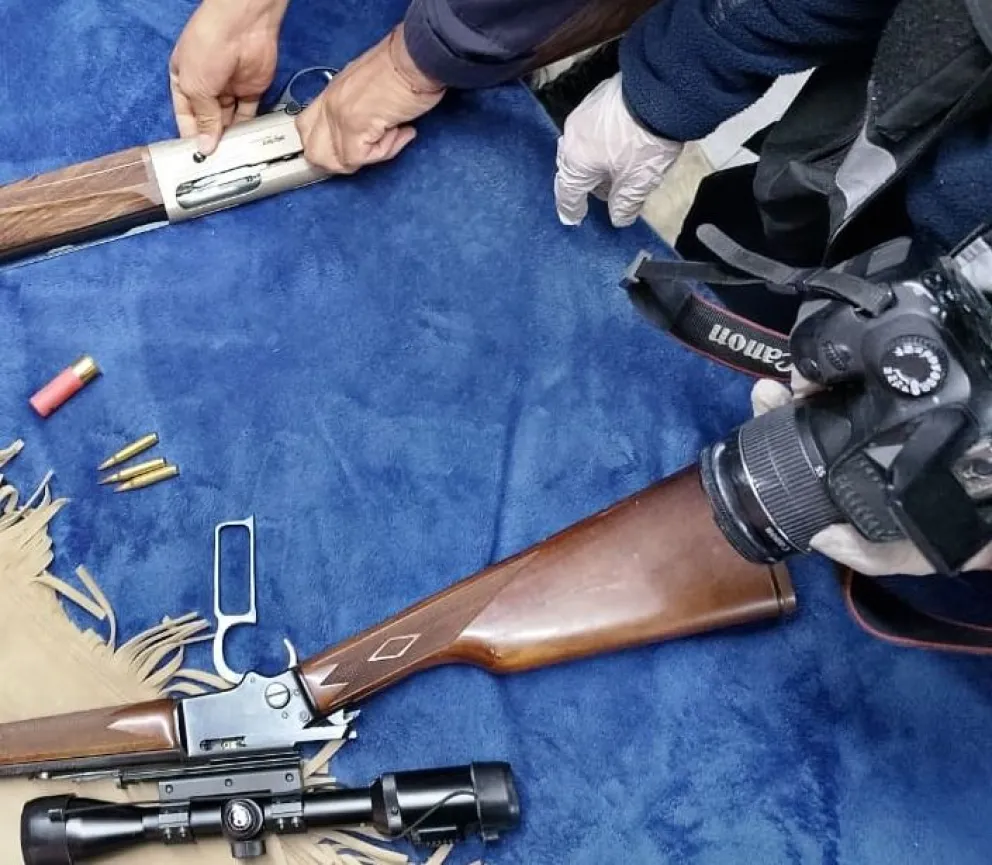 En la vivienda había más armas que no alcanzaron a robar pero fueron puestas a resguardo en otro sitio. Foto: Policía de Río Negro.